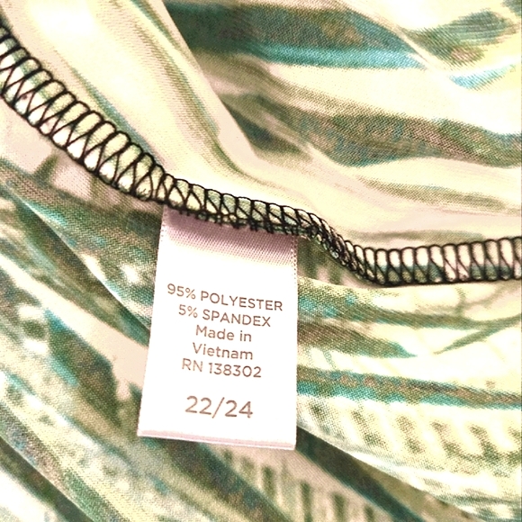 Clearance ☆ Avenue Plus-Size 22-24 Poncho Blouse • Foliage print - Picture 2 of 12